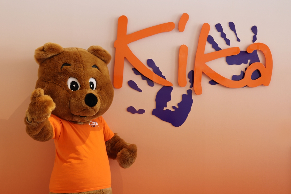 KiKa-mascotte bij het KiKa-logo